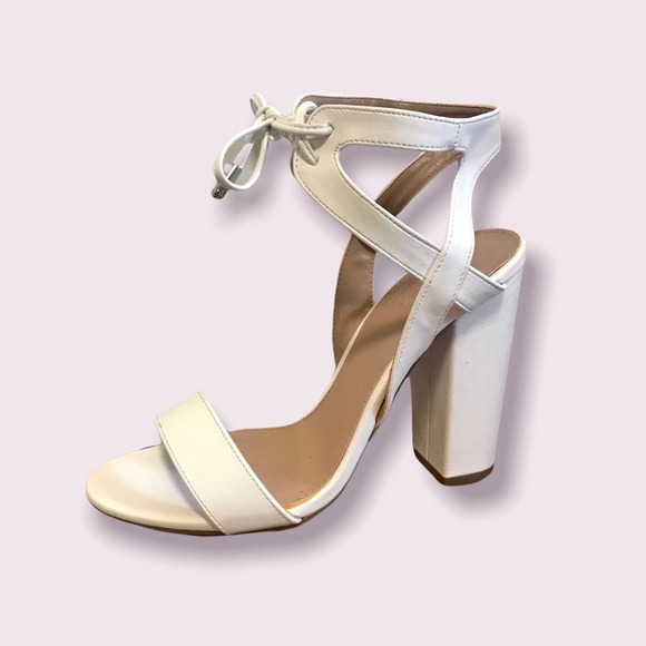 👠SALE 2/$12.00‼️ CHARLOTTE RUSSE Women’s Sandal Block Heel Shoes / White size 7 - Picture 2 of 5